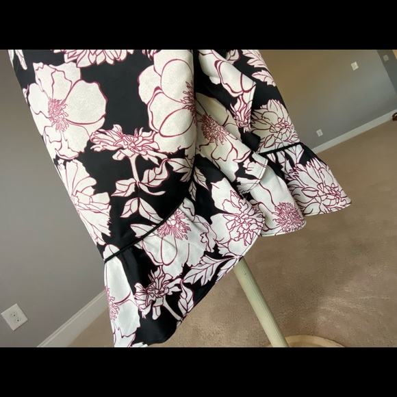 Lulu’s Deep V Floral Wrap Dress Size S - Picture 5 of 8